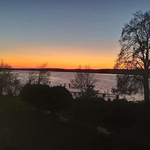 Ein Lichtschimmer am Horizont